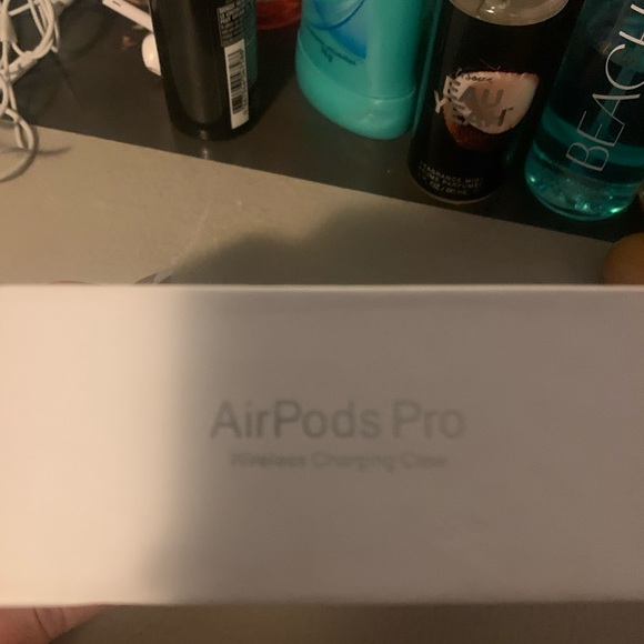 Brand new airpods - Picture 2 of 6